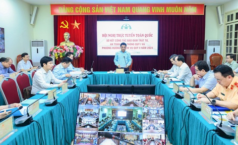 Số người chết giảm nhưng số người bị thương vì tai nạn giao thông tăng- Ảnh 1. Bộ trưởng Bộ Giao thông vận tải Nguyễn Văn Thắng - phó chủ tịch thường trực Ủy ban An toàn giao thông quốc gia - chủ trì hội nghị - Ảnh: TUẤN PHÙNG
