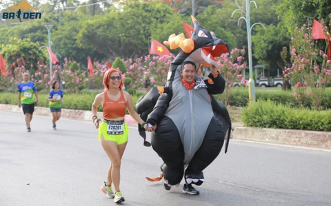 Muôn kiểu cosplay của runner trên đường chạy marathon- Ảnh 1. Không ít người thắc mắc liệu các runner trong trang phục cosplay sẽ hoàn thành đường chạy của mình?