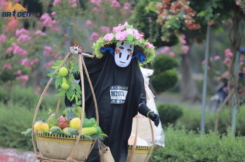 Muôn kiểu cosplay của runner trên đường chạy marathon- Ảnh 2. Vừa chạy vừa bán trái cây, runner này