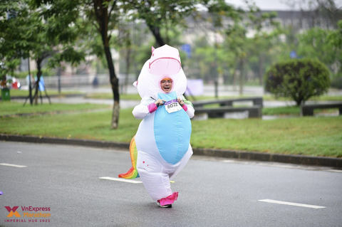 Muôn kiểu cosplay của runner trên đường chạy marathon- Ảnh 3. Một chú ngựa đáng yêu đang