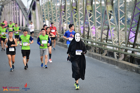Muôn kiểu cosplay của runner trên đường chạy marathon- Ảnh 4. Spotlight này là của em: Vô Diện vô đối!