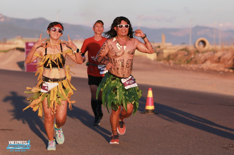 Muôn kiểu cosplay của runner trên đường chạy marathon- Ảnh 7. Hai runner của giải Runner VM Quy Nhơn từng nhận giải