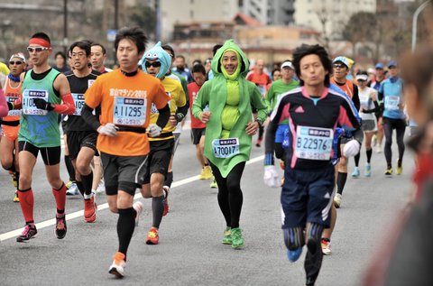 Muôn kiểu cosplay của runner trên đường chạy marathon- Ảnh 8. Các runner Nhật Bản, một trong những quốc gia có phong trào marathon phát triển, cũng thường cosplay khi góp mặt vào các đường chạy.
