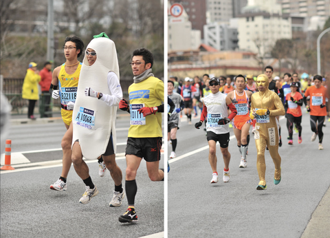 Muôn kiểu cosplay của runner trên đường chạy marathon- Ảnh 9. Mỗi người mỗi vẻ, độc đáo và không hề bị