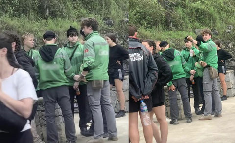 Ảnh vui 24-4: Khách du lịch không chỉ hòa nhập mà 'hòa tan' rồi- Ảnh 1. Mãi là anh em.