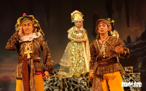 Thầy Tư Tế (trái, Đại Nghĩa) có nhiều màn đối đầu với Sinbad (Đình Toàn) - Ảnh: LINH ĐOAN Thầy Tư Tế (trái, Đại Nghĩa) có nhiều màn đối đầu với Sinbad (Đình Toàn) - Ảnh: LINH ĐOAN