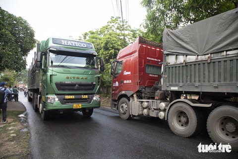Cảnh báo cầu yếu 'sập bất cứ lúc nào' trên quốc lộ 9- Ảnh 2. Xe tải tránh nhau trên quốc lộ 15D rồi lưu thông ra đường Hồ Chí Minh nhánh Tây - Ảnh: HOÀNG TÁO