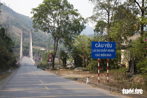 Cảnh báo cầu yếu 'sập bất cứ lúc nào' trên quốc lộ 9- Ảnh 3. Biển cảnh báo cầu yếu tại cầu treo Đakrông - Ảnh: HOÀNG TÁO
