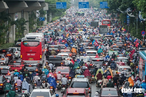 Mưa đúng giờ đi làm khiến giao thông Hà Nội hỗn loạn, dân 'chật vật' nhích từng chút tới công sở- Ảnh 1. Đường Nguyễn Trãi sáng 24-4, giao thông hỗn loạn, ùn tắc - Ảnh: PHẠM TUẤN