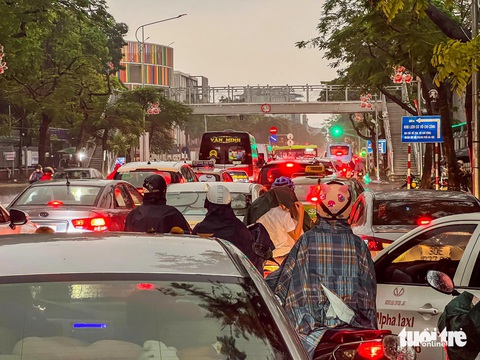 Mưa đúng giờ đi làm khiến giao thông Hà Nội hỗn loạn, dân 'chật vật' nhích từng chút tới công sở- Ảnh 2. Tại đường Xuân La, thời điểm 7h sáng - Ảnh: PHẠM TUẤN