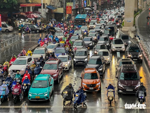 Mưa đúng giờ đi làm khiến giao thông Hà Nội hỗn loạn, dân 'chật vật' nhích từng chút tới công sở- Ảnh 5. Đường Cầu Giấy sáng 24-4 - Ảnh: PHẠM TUẤN