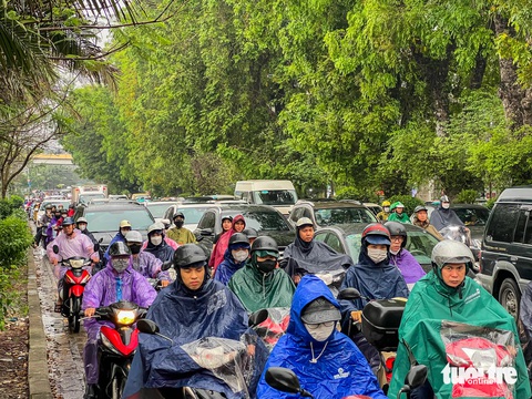 Mưa đúng giờ đi làm khiến giao thông Hà Nội hỗn loạn, dân 'chật vật' nhích từng chút tới công sở- Ảnh 6. Giao thông trên đường Láng - Ảnh: PHẠM TUẤN