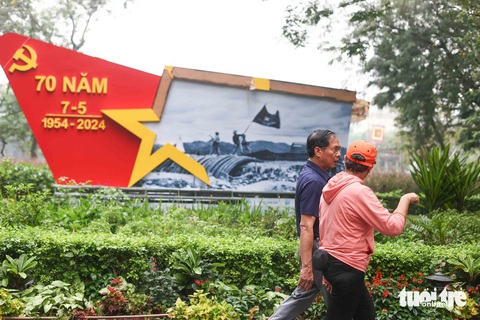 Bộ trưởng Bộ Ngoại giao Việt Nam, Indonesia cùng ăn phở và dạo hồ Gươm- Ảnh 2. Hai bộ trưởng Ngoại giao Việt Nam và Indonesia đi ngang qua công trình kỷ niệm 70 năm Chiến thắng Điện Biên Phủ bên bờ hồ Gươm - Ảnh: NGUYỄN KHÁNH