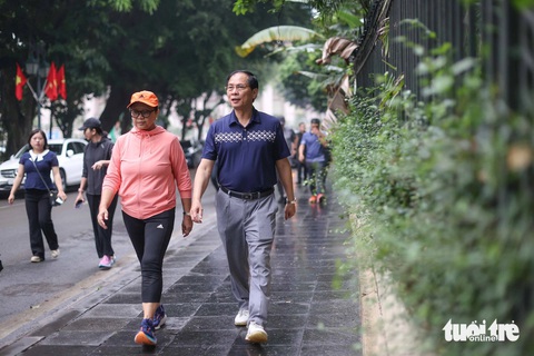 Bộ trưởng Bộ Ngoại giao Việt Nam, Indonesia cùng ăn phở và dạo hồ Gươm- Ảnh 5. Hai bộ trưởng cùng tản bộ sau khi ăn sáng - Ảnh: NGUYỄN KHÁNH