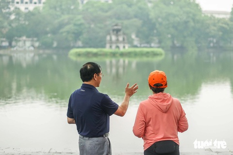 Bộ trưởng Bộ Ngoại giao Việt Nam, Indonesia cùng ăn phở và dạo hồ Gươm- Ảnh 6. Bộ trưởng Bùi Thanh Sơn giới thiệu cho bà Retno Marsudi về hồ Gươm và các công trình xung quanh - Ảnh: NGUYỄN KHÁNH