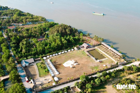 Cận cảnh hàng loạt khu cắm trại 'trốn nắng', 'chữa lành' lấn sông ở TP Thủ Đức- Ảnh 3. Khu Vietgangz Glamping có diện tích hơn 1ha với nhiều lều cắm trại, khoảng sân rộng và có hồ bơi. Nhìn từ trên cao, công trình này lấn hết mặt sông - Ảnh: PHƯƠNG NHI