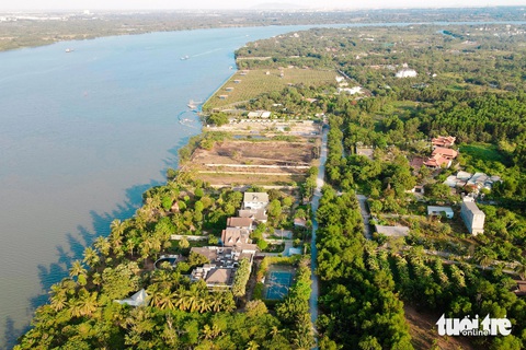 Cận cảnh hàng loạt khu cắm trại 'trốn nắng', 'chữa lành' lấn sông ở TP Thủ Đức- Ảnh 6. Khu vực này ngoài Vietgiangz Glamping còn có 2 công trình khác là Rio Glamping và A New Day Glamping cũng lấn sông, bị Thanh tra TP Thủ Đức điểm mặt - Ảnh: PHƯƠNG NHI