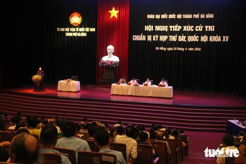 Vé máy bay nội địa cao quá gây áp lực cho du lịch Đà Nẵng- Ảnh 2. Nhiều người bày tỏ sự quan tâm đến việc đặt tên gọi hành chính ở các phường sau khi sáp nhập với các đại biểu Quốc hội thành phố Đà Nẵng - Ảnh: TRƯỜNG TRUNG