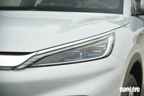 'Mục sở thị' BYD Atto 3 trước khi về Việt Nam: Màn hình xoay, động cơ 198 mã lực, chạy tới 480km/sạc- Ảnh 3. Mẫu SUV điện của BYD đi theo hướng thiết kế đơn giản, cụm đèn LED dạng thấu kính nối liền bởi một tấm ốp và logo BYD.
