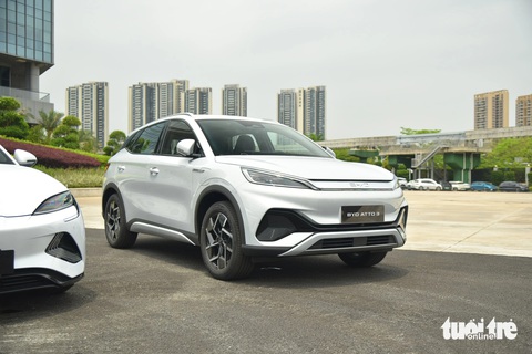 'Mục sở thị' BYD Atto 3 trước khi về Việt Nam: Màn hình xoay, động cơ 198 mã lực, chạy tới 480km/sạc- Ảnh 13. Xe sử dụng động cơ điện công suất 198 mã lực và mô men xoắn 310 Nm. Bản Standard Range dùng pin 49,92 kWh, tầm vận hành tối đa 410km. Bản Extended Range dùng pin 60,48 kWh, tầm vận hành tối đa 480km. Cả hai bản đều hỗ trợ sạc nhanh. Hiện chưa rõ BYD đã có kế hoạch gì trong việc xây dựng hệ thống trạm sạc ở Việt Nam hay chưa.