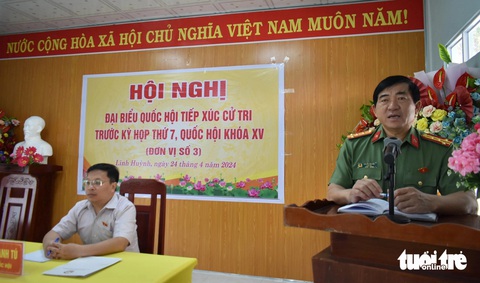 Cử tri phản ảnh ‘hải tặc’ bao chiếm mặt biển, phải chia đôi mới cho đánh bắt- Ảnh 2. Đại tá Nguyễn Văn Hận - giám đốc Công an tỉnh Kiên Giang - yêu cầu lực lượng Công an huyện Hòn Đất phối hợp với biên phòng báo cáo gấp cho ông trong tuần này để xử lý - Ảnh: BỬU ĐẤU