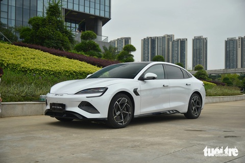 Chi tiết BYD Seal sắp vào Việt Nam: Bản điện đi được 700km/sạc, có cả hybrid cạnh tranh Camry- Ảnh 2. Mẫu xe này có kích thước chung mâm với Toyota Camry khi sở hữu chiều dài 4.800mm, rộng 1.875mm. Trục cơ sở 2.920mm. Việt Nam hiện chưa có mẫu sedan điện nào có kích thước tương đương. Còn bản hybrid có thể cạnh tranh với Toyota Camry.