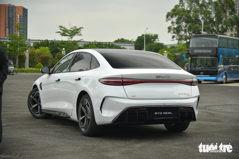 Chi tiết BYD Seal sắp vào Việt Nam: Bản điện đi được 700km/sạc, có cả hybrid cạnh tranh Camry- Ảnh 3. Thiết kế BYD Seal dễ gợi liên tưởng đến Porsche hay Tesla bởi kiểu dáng coupe. Hệ số cản gió thậm chí còn thấp hơn Taycan (thấp hơn là tốt hơn).