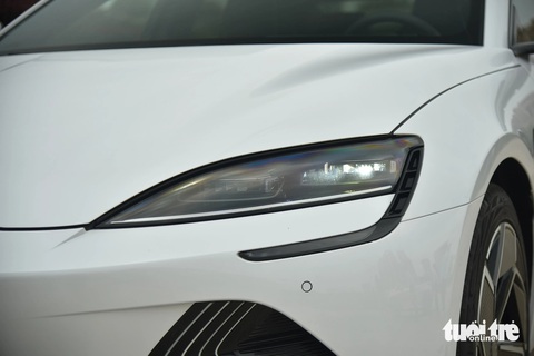 Chi tiết BYD Seal sắp vào Việt Nam: Bản điện đi được 700km/sạc, có cả hybrid cạnh tranh Camry- Ảnh 4. Phiên bản điện và hybrid chủ yếu khác nhau ở mặt trước, với việc bản hybrid có lưới tản nhiệt cho động cơ đốt trong. Cụm đèn chiếu sáng chính là LED dạng thấu kính.