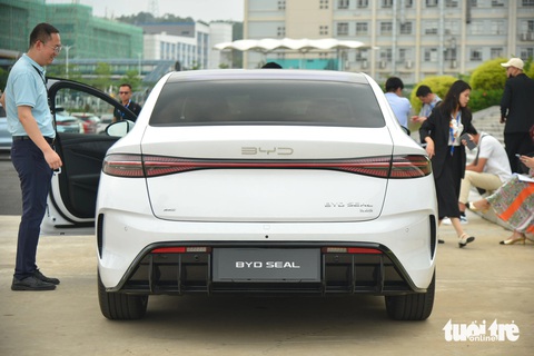 Chi tiết BYD Seal sắp vào Việt Nam: Bản điện đi được 700km/sạc, có cả hybrid cạnh tranh Camry- Ảnh 16. BYD Seal có cả cấu hình chạy điện và hybrid. Bản hybrid nhiều khả năng về Việt Nam hơn do cơ sở hạ tầng hiện tại. Tuy nhiên không loại trừ khả năng BYD muốn phổ cập cả sedan chạy điện. Với bản điện, cấu hình pin dung lượng cao nhất là 82,56 kWh, cho tầm vận hành tới 700km. Bản hybrid kết hợp động cơ 1.5L tăng áp với mô-tơ điện kết hợp hộp số CVT.