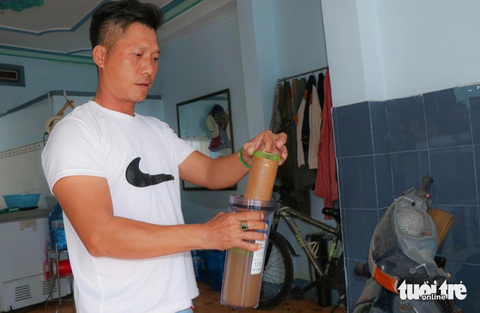 Mua nước sinh hoạt nhưng nước qua vòi đục như nước ruộng- Ảnh 2. Do chi phí thay lọc nước cao nên anh Lượng Thành Toán không thiết tha sử dụng máy lọc nước nữa mà phải mua nước sinh hoạt khác để dùng - Ảnh: DUY NGỌC