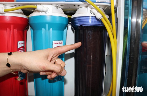 Mua nước sinh hoạt nhưng nước qua vòi đục như nước ruộng- Ảnh 3. Bộ lọc nước mới vừa thay 10 ngày của gia đình chị Lê Thị Mơ đã đổi màu đen kịt - Ảnh: DUY NGỌC