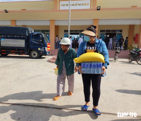 Hội thánh Cao Đài Tây Ninh tặng 300 phần quà cho bà con vùng hạn mặn Gò Công- Ảnh 1. Nhiều bà con ở Gò Công nhận quà của nhà từ thiện rất phấn khởi vì đã giảm bớt khó khăn trong mùa khô hạn - Ảnh: HOÀI THƯƠNG