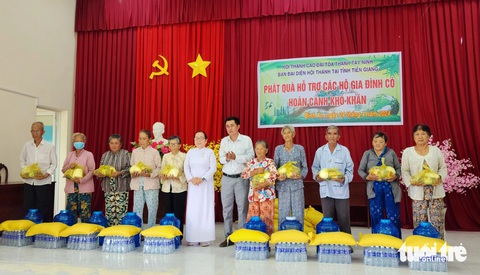 Hội thánh Cao Đài Tây Ninh tặng 300 phần quà cho bà con vùng hạn mặn Gò Công- Ảnh 3. Hơn 300 phần quà gửi tặng cho bà con nghèo ở vùng bị hạn mặn Gò Công - Ảnh: HOÀI THƯƠNG