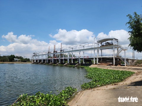 Giữa mùa xâm nhập mặn, đất Trà Vinh vẫn phì nhiêu nhờ phòng bị tốt- Ảnh 3. Cống thủy lợi Cần Chông được đưa vào hoạt động nhằm mục đích ngăn mặn, trữ ngọt để phục vụ sản xuất nông nghiệp trên địa bàn huyện Tiểu Cần - Ảnh: HOÀI THƯƠNG