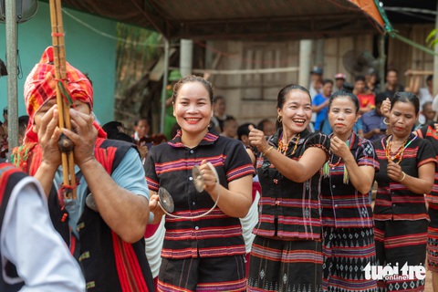 Lễ Ariêu Piing huyền bí: Đưa người chết từ rừng ma về nhà mồ- Ảnh 1. Người dân mang trang phục truyền thống, múa hát mừng lễ hội Ariêu Piing - Ảnh: HOÀNG TÁO