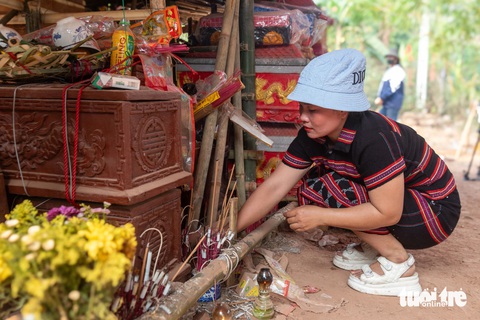 Lễ Ariêu Piing huyền bí: Đưa người chết từ rừng ma về nhà mồ- Ảnh 2. Hài cốt người đã khuất được đưa từ rừng ma về làm lễ Ariêu Piing, sau đó sẽ đưa vào nhà mồ - Ảnh: HOÀNG TÁO