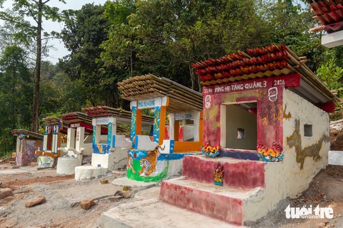 Lễ Ariêu Piing huyền bí: Đưa người chết từ rừng ma về nhà mồ- Ảnh 5. Người chết được đưa vào nhà mồ sau lễ Ariêu Piing - Ảnh: HOÀNG TÁO