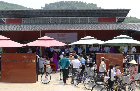Huế từ nay có một ngôi trường mang tên Trịnh Công Sơn- Ảnh 2. Điểm trường mang tên cố nhạc sĩ họ Trịnh có phong cách thiết kế giống như một ngôi nhà gươl của đồng bào dân tộc Cơ Tu ở xã Thượng Long - Ảnh: NHẬT LINH