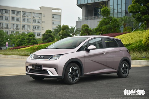 Chi tiết BYD Dolphin sẽ đến Việt Nam: Có thể đi từ TP.HCM đến Nha Trang với 1 lần sạc đầy- Ảnh 1. BYD Dolphin đang được phân phối ở Thái Lan với 2 phiên bản gồm Standard Range giá 699.999 baht (480 triệu đồng) và Extended Range giá 859.999 baht (590 triệu đồng). Đây được xem là mẫu gây sóng gió ở nhiều nơi nhờ mức định giá thấp nhất phân khúc ở những thị trường đó.