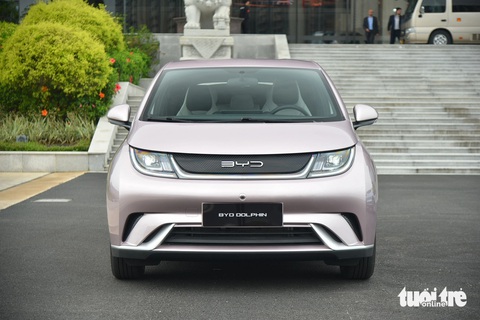 BYD Dolphin là mẫu xe dáng hatchback nhỏ gọn mà năng động. Xe có đèn pha LED bật/tắt tự động, đèn hậu LED, gương chiếu hậu chỉnh và sưởi điện. 