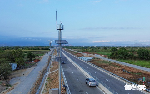 Cao tốc Cam Lâm - Vĩnh Hảo thông tuyến ngày 26-4 và chưa thu phí- Ảnh 3. Cụm thiết bị ITS trên tuyến sử dụng năng lượng mặt trời trên tuyến cao tốc Cam Lâm - Vĩnh Hảo - Ảnh: DUY NGỌC
