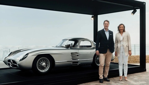 Chiếc Mercedes-Benz đắt gấp rưỡi vàng cùng trọng lượng, ngay cả khi giá vàng lập kỷ lục- Ảnh 2. Ola Källenius (trái), CEO Mercedes-Benz, và Renata Jungo Brüngger, thành viên hội đồng quản trị, bên chiếc Mercedes-Benz 300 SLR Unlenhaut Coupe được bán đấu giá năm 2022 - Ảnh: Mercedes-Benz