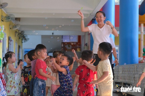 Bên trong trường mầm non tính tăng học phí gần 8 triệu đồng/tháng có gì?- Ảnh 1. Cô trò Trường mầm non Vàng Anh (quận 5) - Ảnh: NGỌC PHƯỢNG