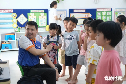 Bên trong trường mầm non tính tăng học phí gần 8 triệu đồng/tháng có gì?- Ảnh 2. Học sinh học tiếng Anh với giáo viên nước ngoài - Ảnh: NGỌC PHƯỢNG