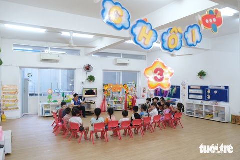 Bên trong trường mầm non tính tăng học phí gần 8 triệu đồng/tháng có gì?- Ảnh 3. Bên trong phòng trang bị quạt, máy lạnh, tivi và bảng tương tác lớn. Ngoài ra còn có các góc học tập, văn hóa... - Ảnh: NGỌC PHƯỢNG