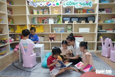 Bên trong trường mầm non tính tăng học phí gần 8 triệu đồng/tháng có gì?- Ảnh 4. Phòng học thông minh trang bị bàn ghế, gấu bông, sách cho bé thỏa thích đọc - Ảnh: NGỌC PHƯỢNG
