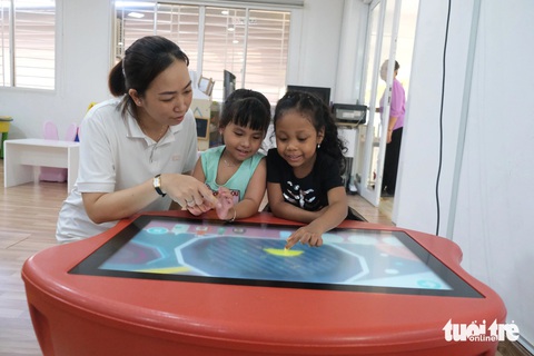 Bên trong trường mầm non tính tăng học phí gần 8 triệu đồng/tháng có gì?- Ảnh 5. Cô Ngân hướng dẫn các em học tập qua iFun - Ảnh: NGỌC PHƯỢNG