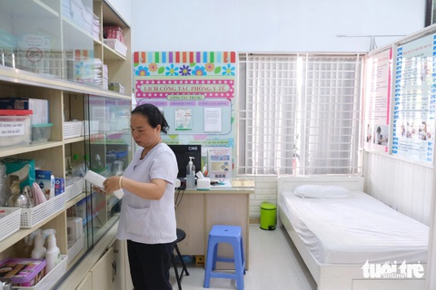 Bên trong trường mầm non tính tăng học phí gần 8 triệu đồng/tháng có gì?- Ảnh 7. Bên trong phòng y tế của Trường mầm non Vàng Anh (quận 5) - Ảnh: NGỌC PHƯỢNG