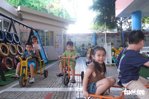 Bên trong trường mầm non tính tăng học phí gần 8 triệu đồng/tháng có gì?- Ảnh 9. Trường còn trang bị xe đạp cho các bé tập chạy - Ảnh: NGỌC PHƯỢNG