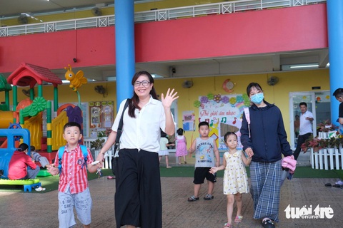 Bên trong trường mầm non tính tăng học phí gần 8 triệu đồng/tháng có gì?- Ảnh 11. Phụ huynh đến đón con sau giờ tan làm - Ảnh: NGỌC PHƯỢNG